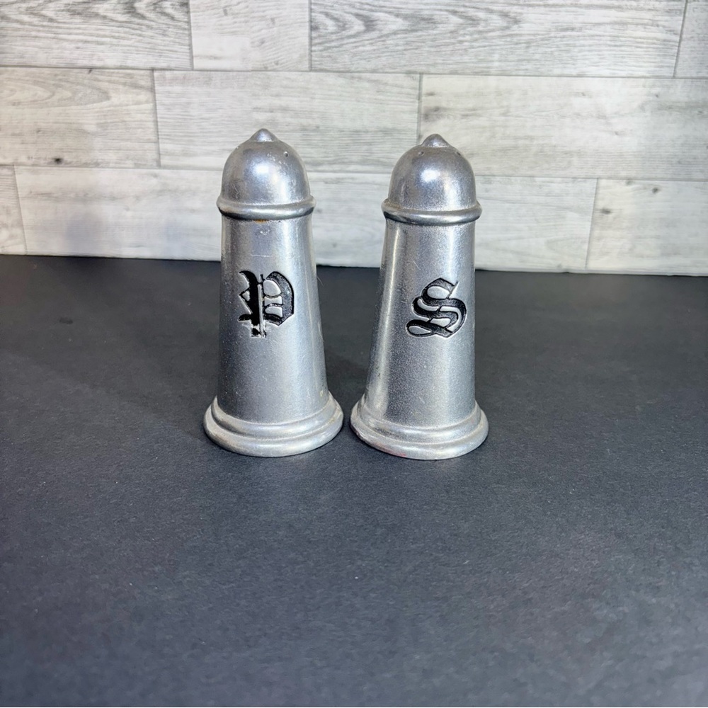Vintage Wilton Armetale ‎  Plough Tavern Salt & Pepper Shakers RWP